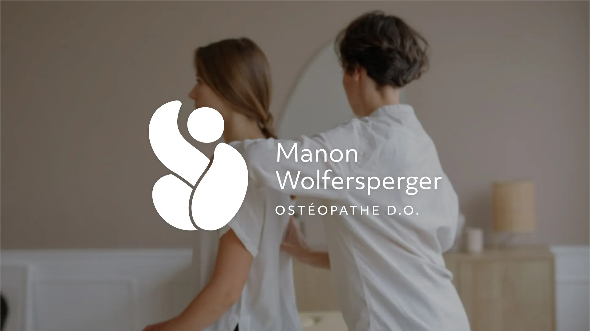 Logo blanc Manon Wolfersperger Ostéopathe D.O. appliquée sur une photo de consultation en ostéopathie.